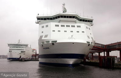 Promy Polonia i Wolin przy nabrzeżu terminalu promowego w Świnoujściu