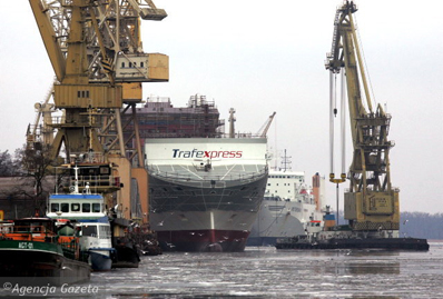 Statek typu con-ro przy nabrzeżu wyposażeniowym stoczni