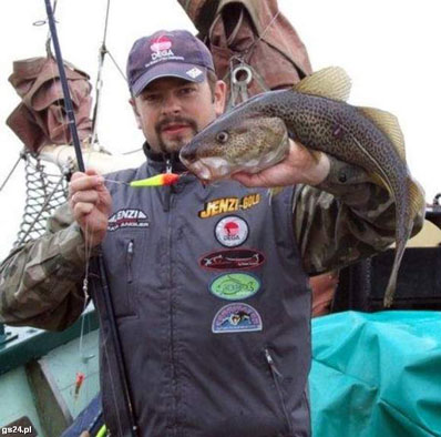 Rybacy stoją w porcie i biorą za to pieniądze, a dorsze zamiast do rybackich sieci, coraz częściej trafiają na wędkarskie przynęty. Na zdjęciu: Mariusz Getka, mistrz Polski w wędkarstwie morskim.