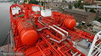 Chemikaliowce to drogie, zaawansowane technicznie statki wymagające wykwalifikowanej załogi. Na zdjęciu - jedna wybudowanych w Szczecinie jednostek tego typu