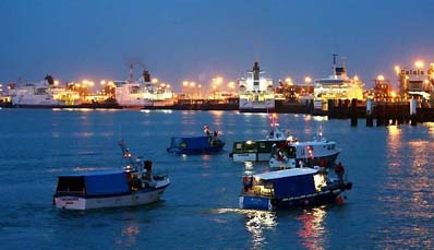 Port w Calais zablokowany przez kutry. Zdjęcie z 15 kwietnia