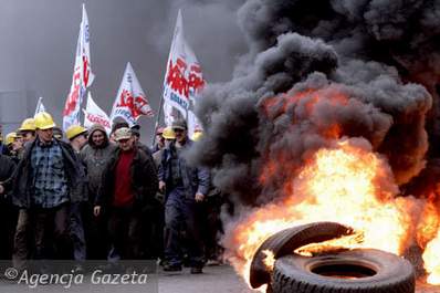 Protestujący związkowcy