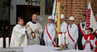 Abp Dzięga okadza ołtarz
