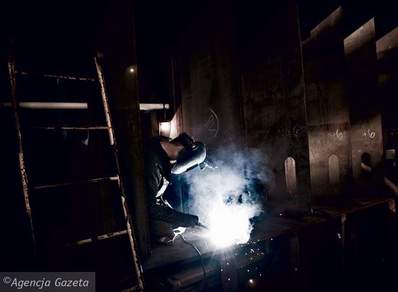 Pracujący stoczniowcy