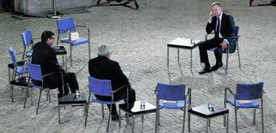 Debata na dziedzińcu PG