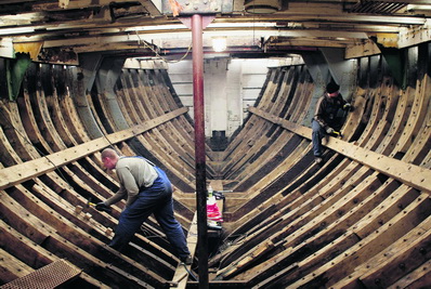 Szkutnicy remontują żaglowiec