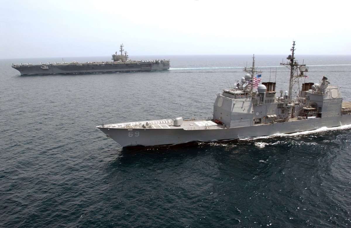 USS Ronald Reagan i USS Vicksburg w Zatoce Perskiej (Fot.: Wikimedia Commons)