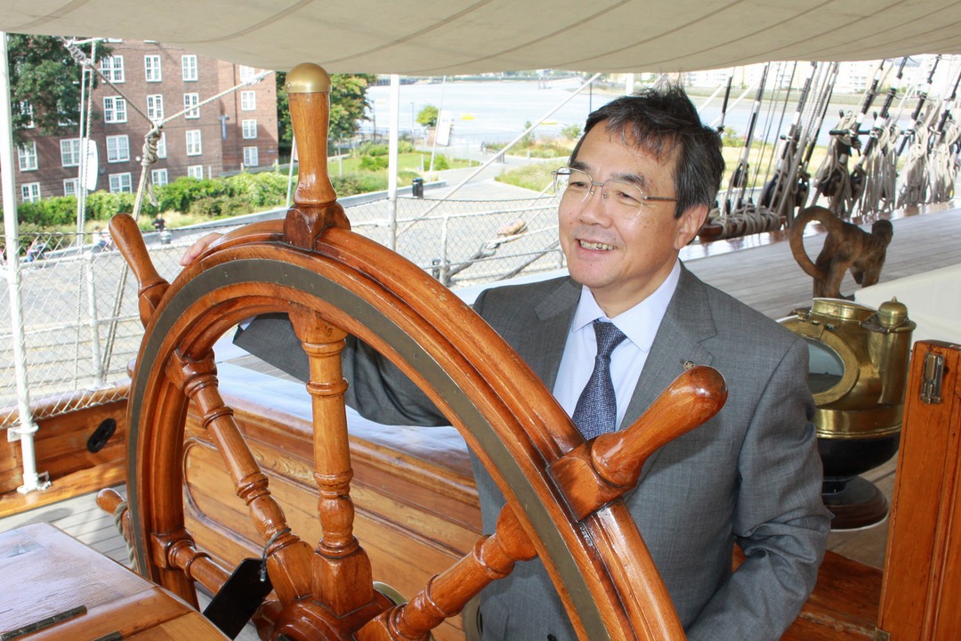 Koji Sekimizu - sekretarz generalny IMO za sterami zabytkowego żaglowca - muzeum Cutty Sark w Londynie