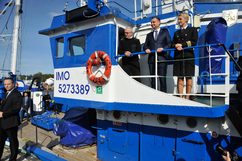 Prezydent RP Andrzej Duda zwiedził między innymi statek szkolny Zespołu Szkół Morskich w Darłowie m/s Franek Zubrzycki II Prezydent RP Andrzej Duda zwiedził między innymi statek szkolny Zespołu Szkół Morskich w Darłowie m/s Franek Zubrzycki II