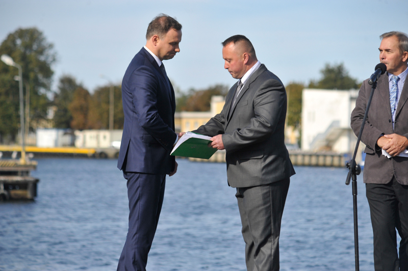 Daniel Manuszewski wręcza petycję rybaków prezydentowi Andrzejowi Dudzie Daniel Manuszewski wręcza petycję rybaków prezydentowi Andrzejowi Dudzie