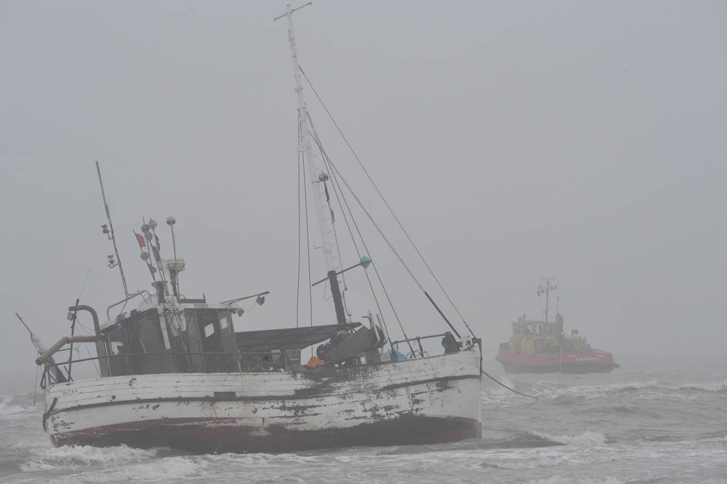 Kuter rybacki zdryfował na plażę koło Ustki