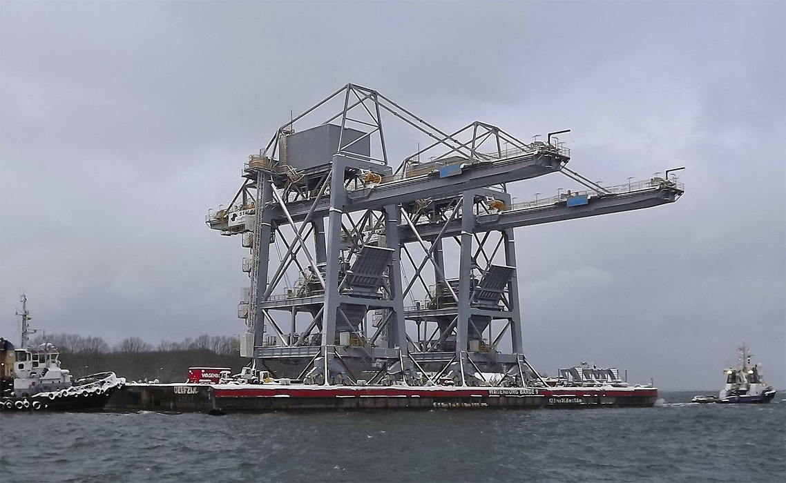 Zestaw holowniczy z dźwigami ze Stalkonu przepływa przez Świnoujście Zestaw holowniczy z dźwigami ze Stalkonu przepływa przez Świnoujście