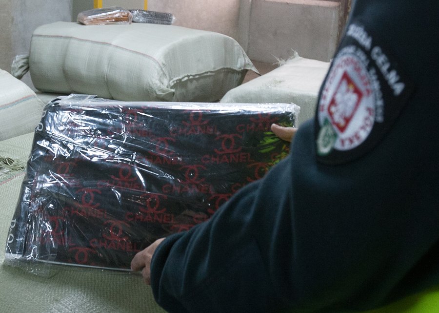 Celnicy ze szczecińskiego portu natrafili na rekordowy przemyt podróbek