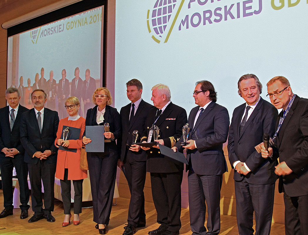 Piotr Soyka (drugi od prawej) - fundator nagród ''Innowacyjna Gospodarka Morska'' wraz z tegorocznymi ich laureatami, organizatorami i gospodarzami Forum
