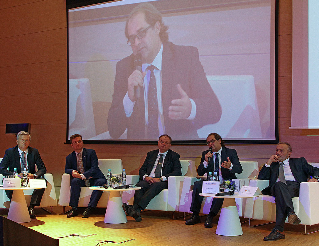 Paneliści sesji plenarnej Forum