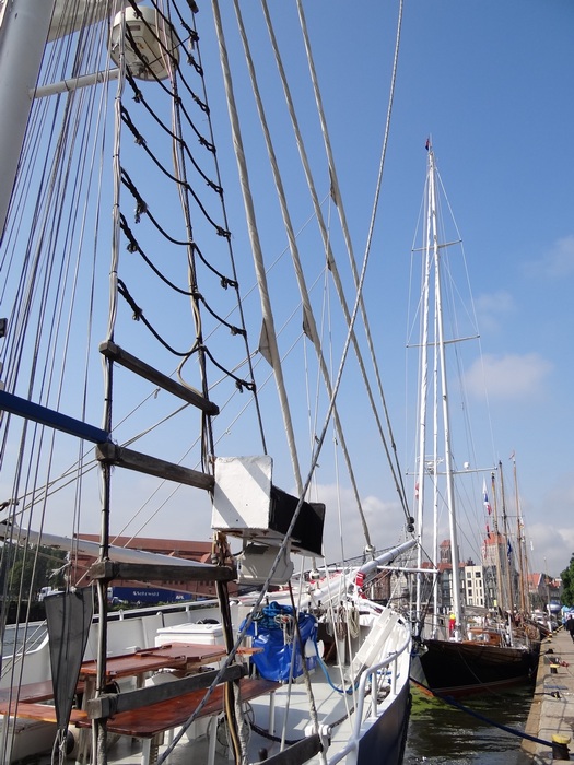 Coraz więcej masztów przy nabrzeżu. 