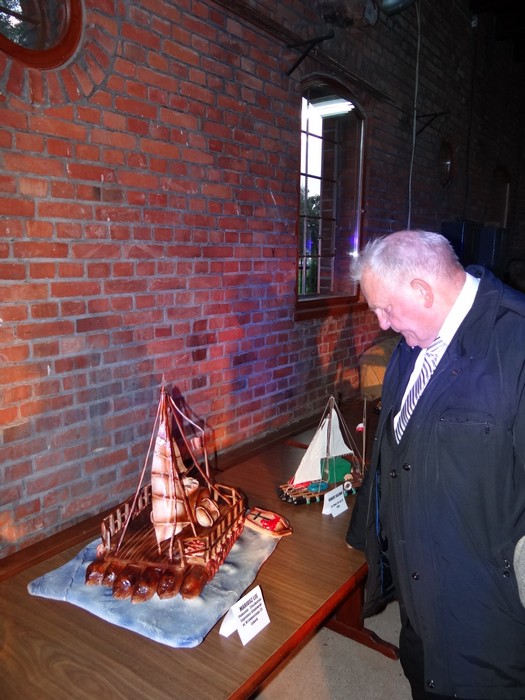 Dr Jerzy Fischbach ocenia konkursowe modele Dr Jerzy Fischbach ocenia konkursowe modele