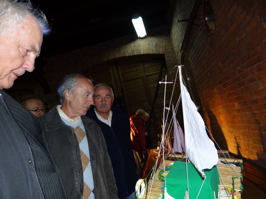 Jury ocenia modele. Pierwszy z lewej dr Jerzy Fischbach Jury ocenia modele. Pierwszy z lewej dr Jerzy Fischbach