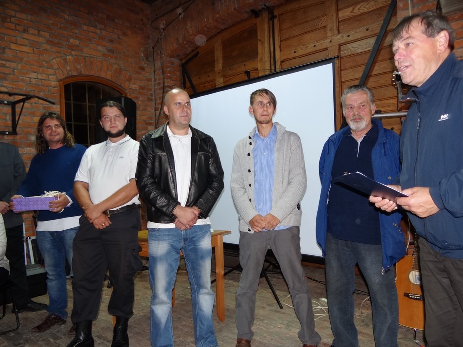 Zwycięzcy konkursu. Pierwszy z prawej, przewodniczący jury Andrzej Strzechmiński, burmistrz Łeby Zwycięzcy konkursu. Pierwszy z prawej przewodniczący jury Andrzej Strzechmiński, burmistrz Łeby