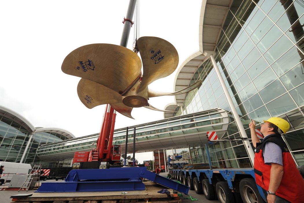 Tradycyjnie przy głównym wejściu targów SMM gości i wystawców wita duża śruba okrętowa Tradycyjnie przy głównym wejściu targów SMM gości i wystawców wita duża śruba okrętowa