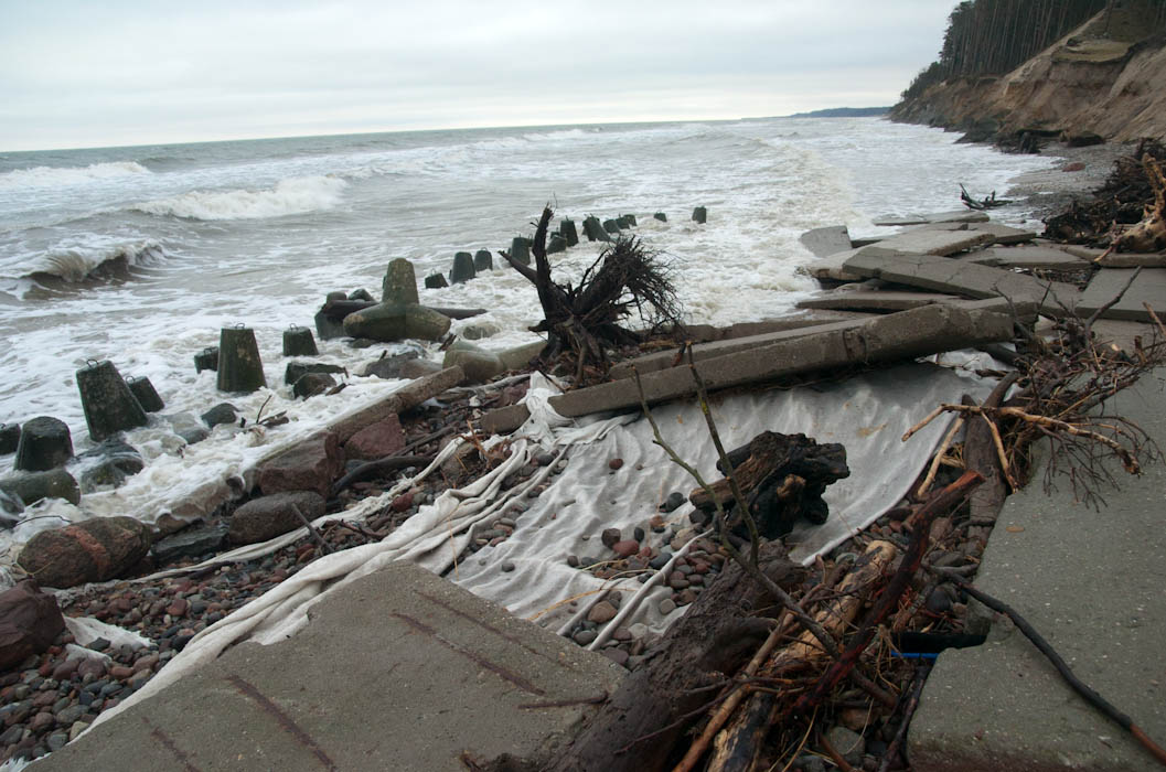 Z roku na rok zniszczenia na plażach są większe
