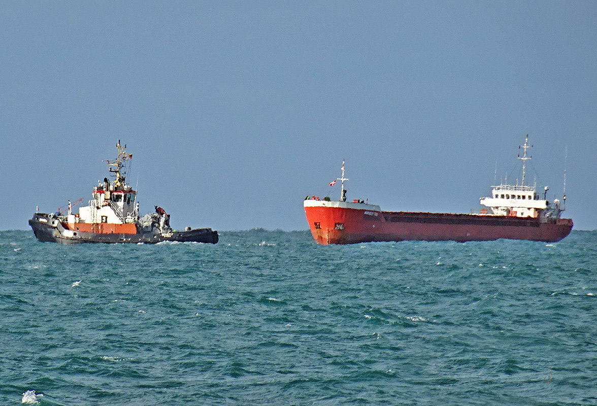 Whiskey Trio podczas podawania holu z holownika Bugsier 3 i w czasie holowania