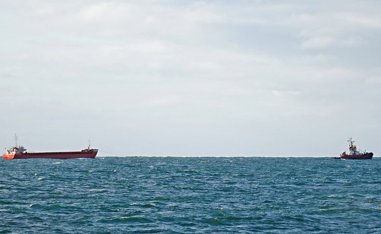 Whiskey Trio podczas podawania holu z holownika Bugsier 3 i w czasie holowania