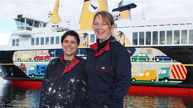 Randi Jørgensen i Katrine Malinovsky ze swym dziełem w tle Randi Jørgensen i Katrine Malinovsky ze swym dziełem w tle