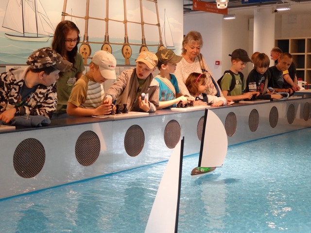 Oblegany przez dzieci basen Oblegany przez dzieci basen