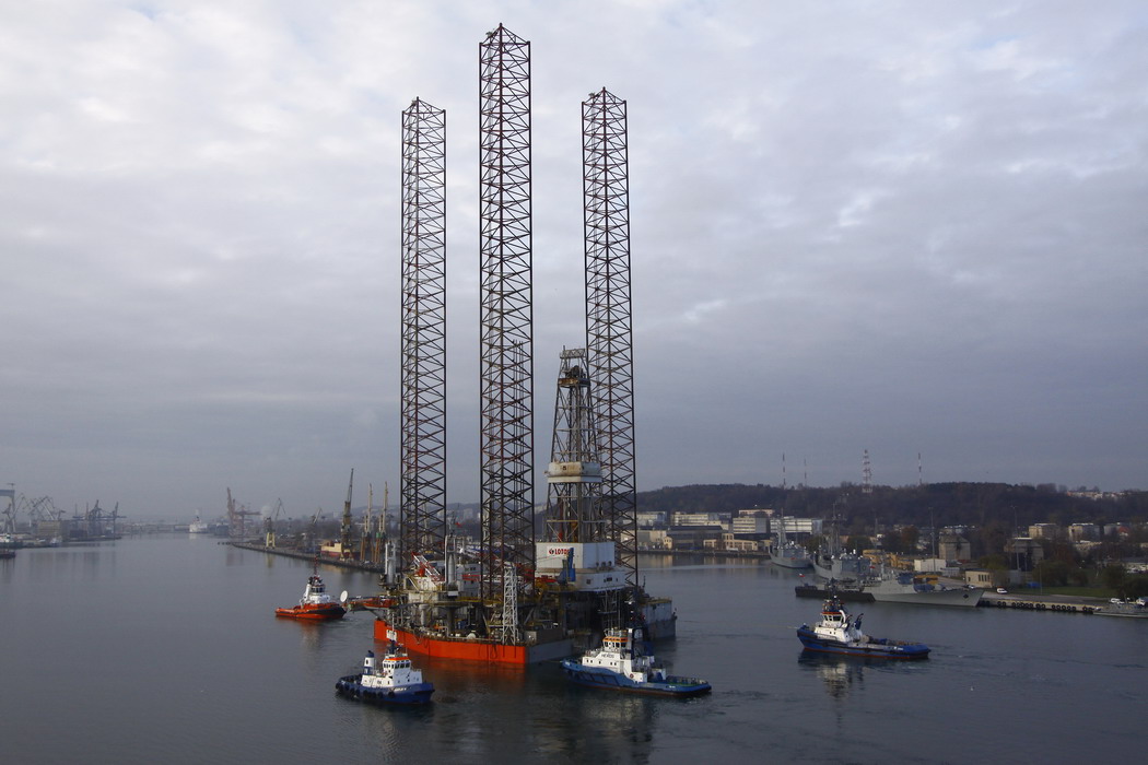 Platforma Lotos Petrobaltic podczas holowania do stoczni Nauta SA