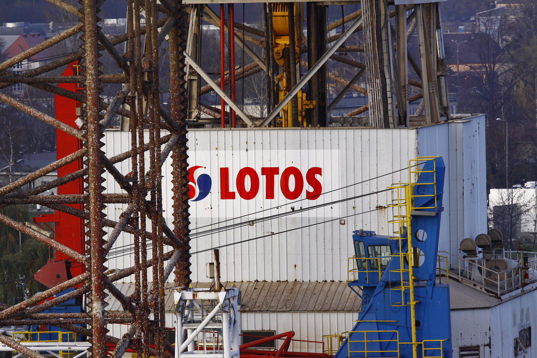 Platforma Lotos Petrobaltic podczas holowania do stoczni Nauta SA