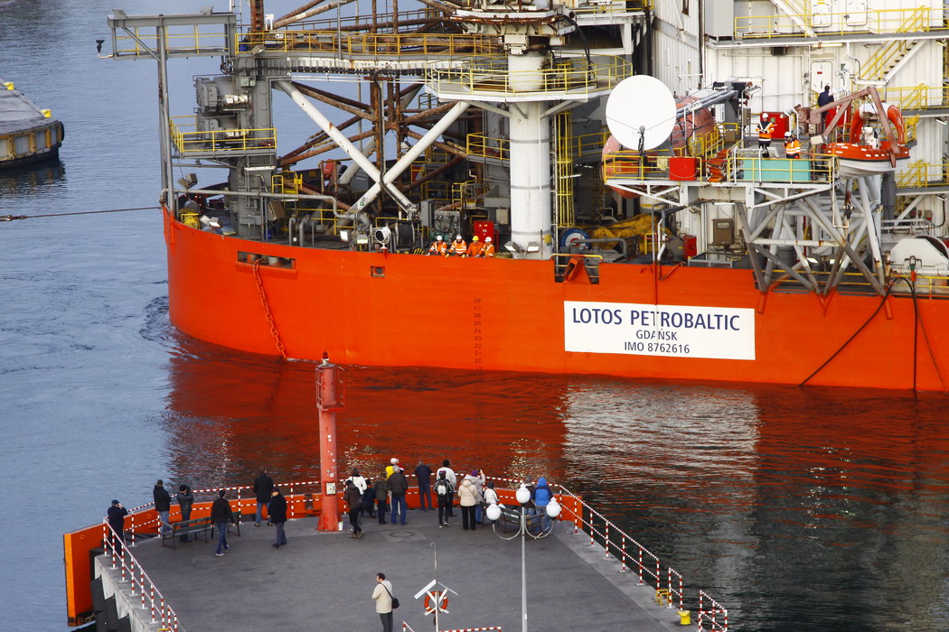 Platforma Lotos Petrobaltic podczas holowania do stoczni Nauta SA