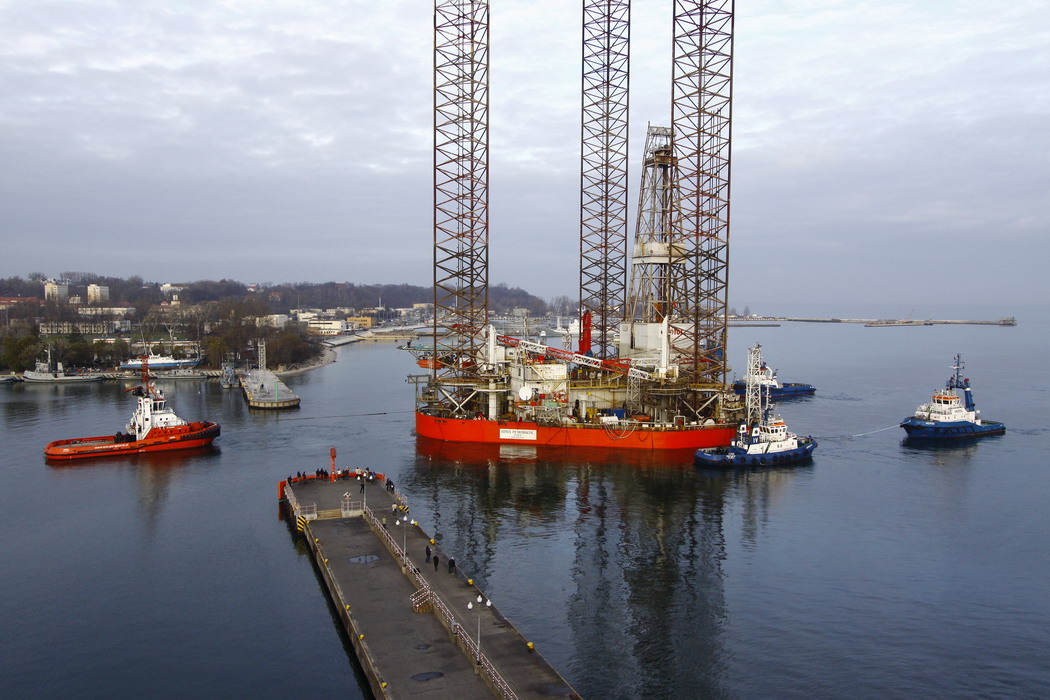 Platforma Lotos Petrobaltic podczas holowania do stoczni Nauta SA