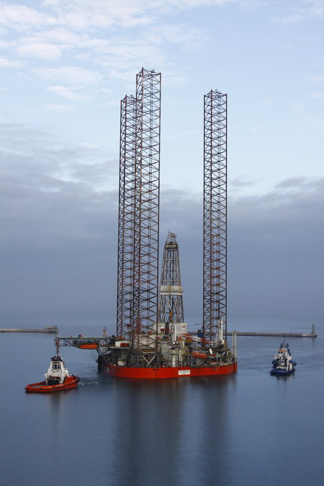 Platforma Lotos Petrobaltic podczas holowania do stoczni Nauta SA