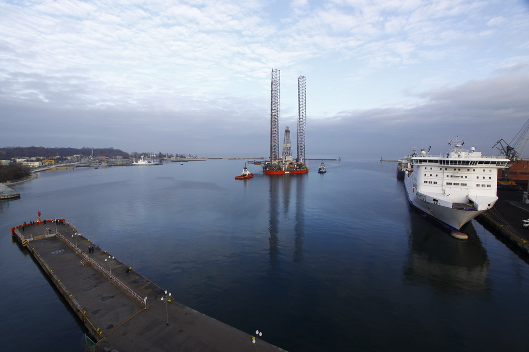 Platforma Lotos Petrobaltic podczas holowania do stoczni Nauta SA