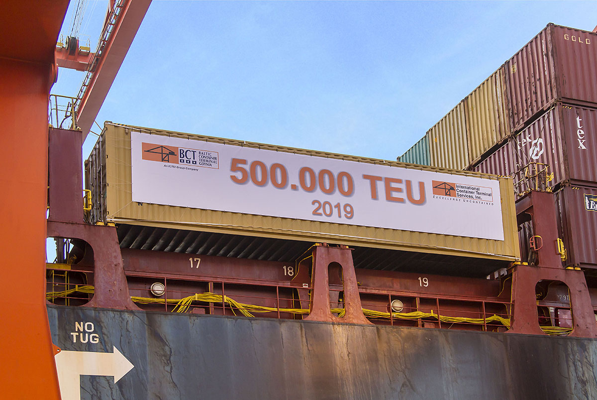 Rekordowe, 500-tysięczne w tym roku TEU, zawarte w załadowywanym dzisiaj na statek kontenerze