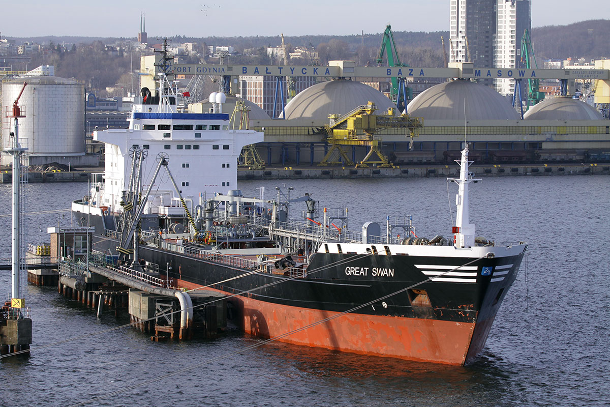 Zbiornikowiec przy stanowisku przeładunku paliw płynnych przy falochronie w porcie Gdynia