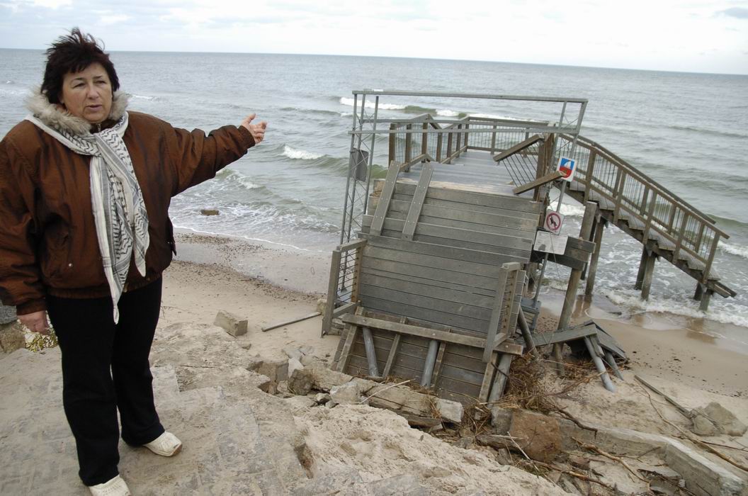 Jadwiga Fudala, sołtys Rowów przy zniszczonym zejściu na plażę w Rowach 