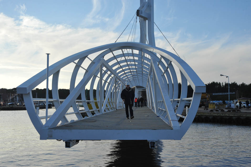 Kładka połączyła wschodnią i zachodnią część usteckiego portu
