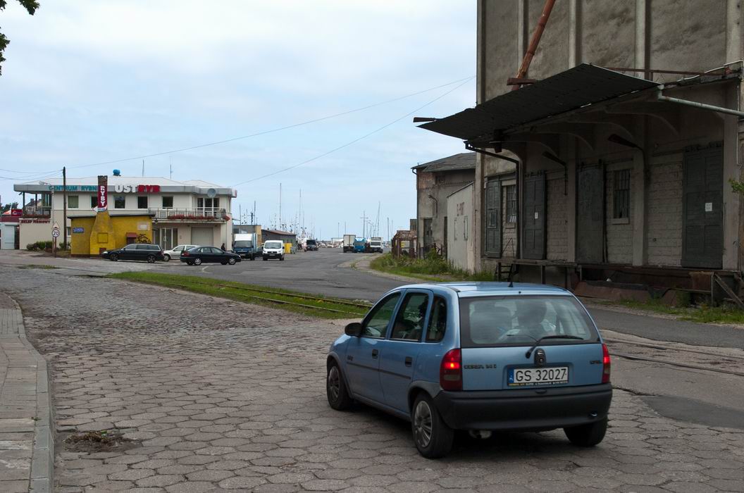 Ulica Westerplatte, która jest jednocześnie częścią drogi krajowej nr 21, to jedyna droga dojazdowa do zachodniej części portu morskiego w Ustce. Ulica Westerplatte, która jest jednocześnie częścią drogi krajowej nr 21 to jedyna droga dojazdowa do zachodniej części portu morskiego w Ustce.