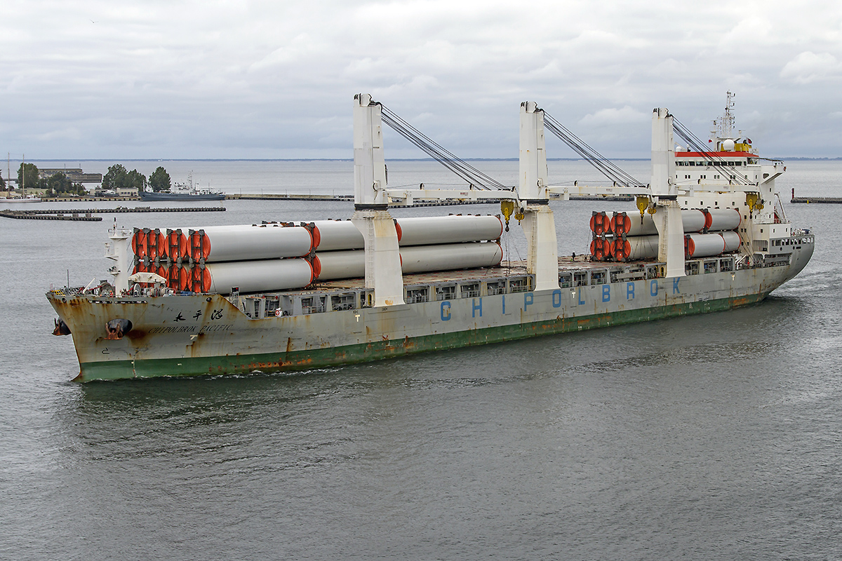 Chipolbrok Pacific podczas niedawnego wejścia do portu Gdynia, z elementami wież farm wiatrowych na pokładzie