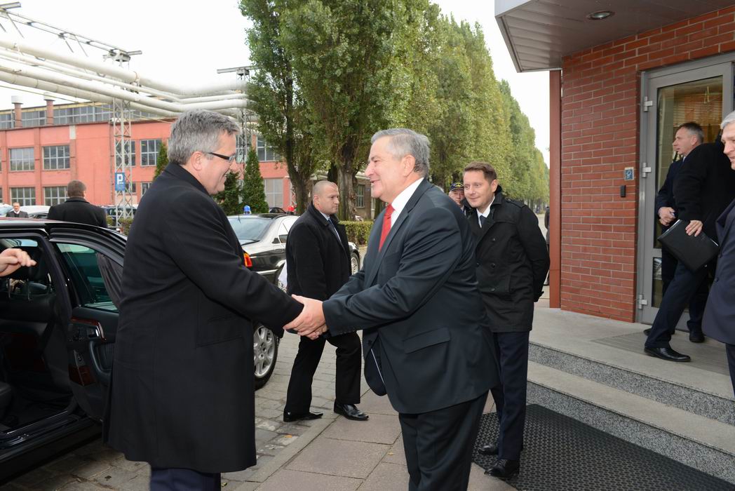 Przewodniczący Rady Nadzorczej Remontowej SA Piotr Soyka wita prezydenta Bronisława Komorowskiego przed budynkiem zarządu stoczni