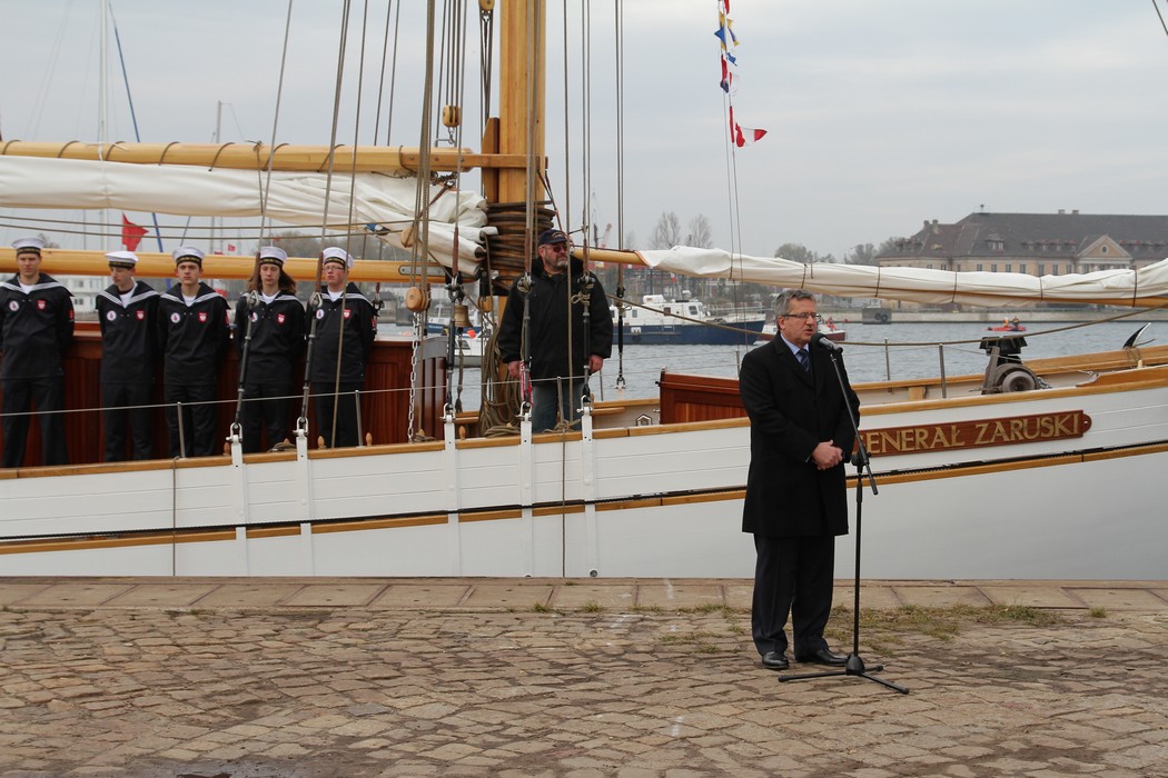 Prezydent Komorowski przemawia na tle