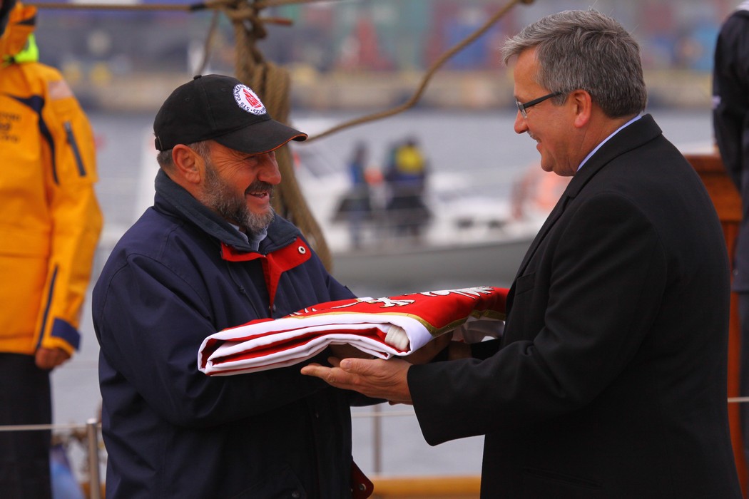 Bronisław Komorowski przekazuje banderę kpt. Jerzemu Jaszczukowi