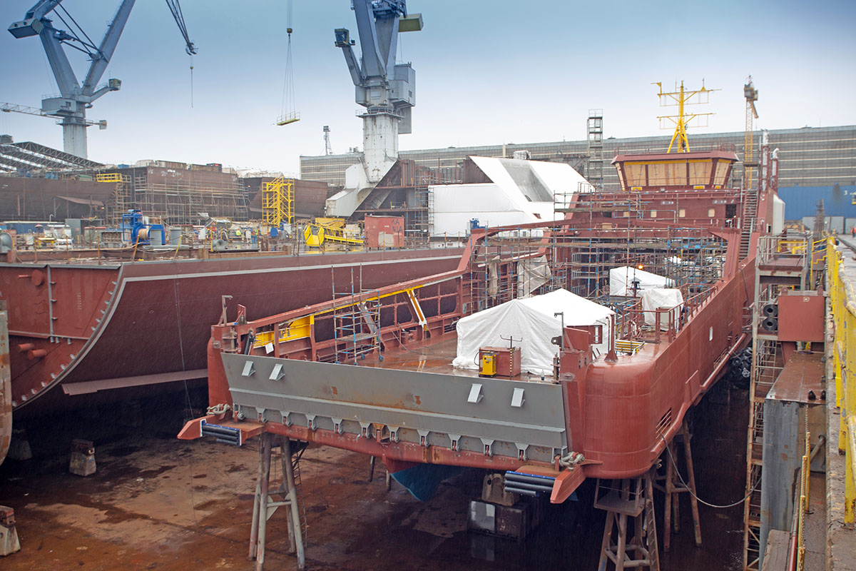 Prom hybrydowy Altera (nr budowy P315) w doku, przed wodowaniem