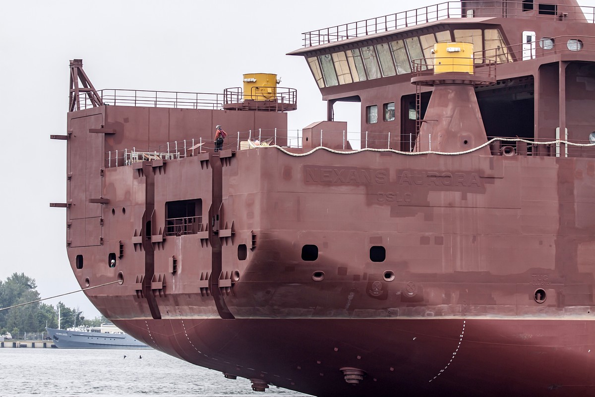 Częściowo wyposażony kablowiec Nexans Aurora wyholowywany ze stoczni podwykonawczej do Norwegii