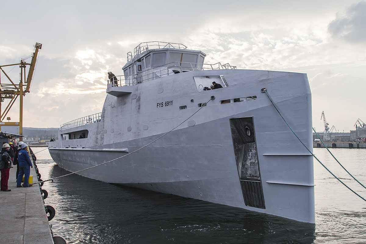 FYS 6911 w dniu wodowania, cumowanie przy halach stoczni Damen Shipyards Gdynia