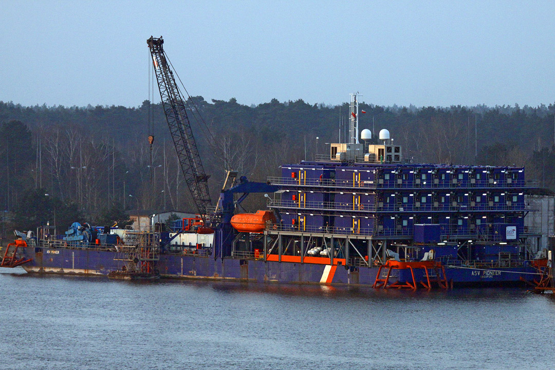 Barka robocza ASV Pioneer przy nabrzeżu stoczni Poltramp w Świnoujściu