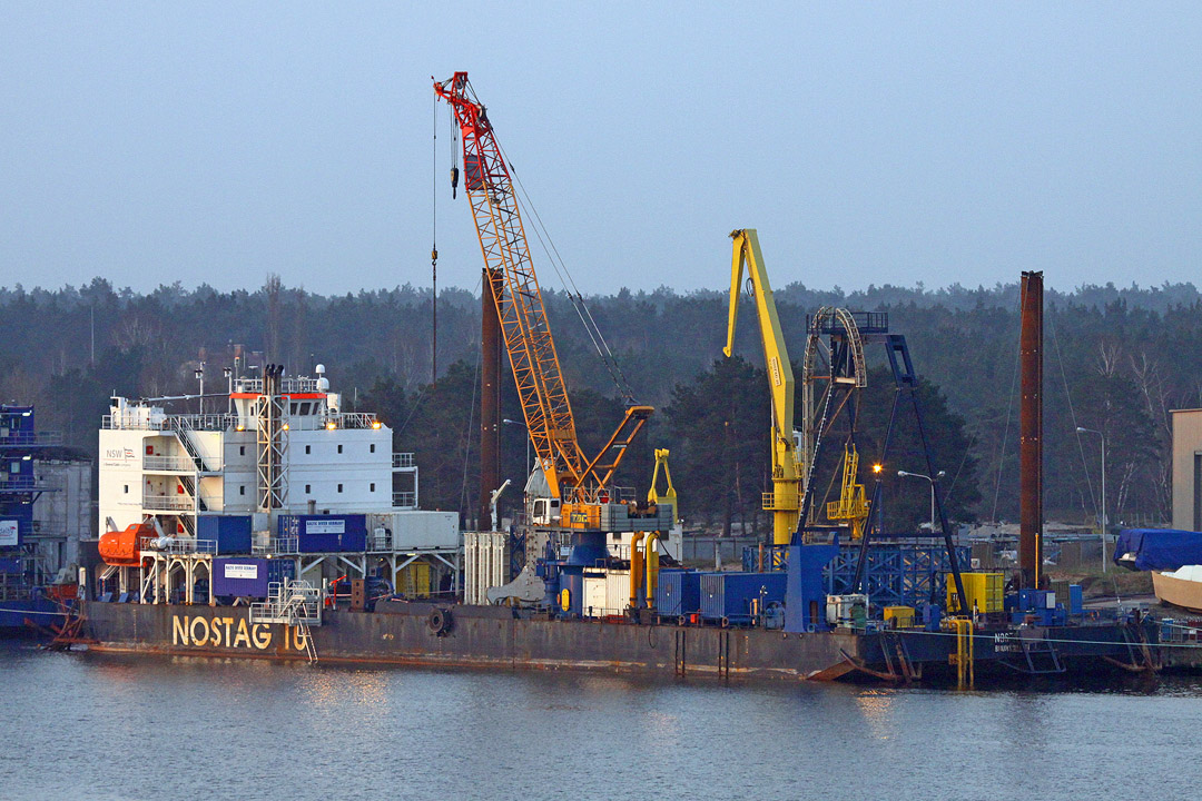 Barka robocza Nostag 10 przy nabrzeżu stoczni Poltramp w Świnoujściu