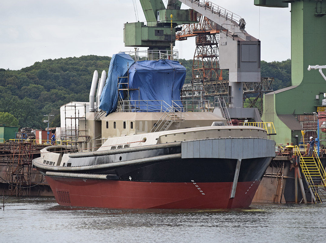 SD Tempest w zanurzonym doku, w końcowej fazie wodowania